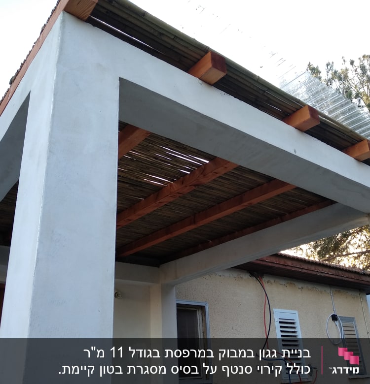 פרגולה עם קורות עץ וגג פלסטיק שקוף